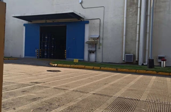 Warehouse Logistics Robots